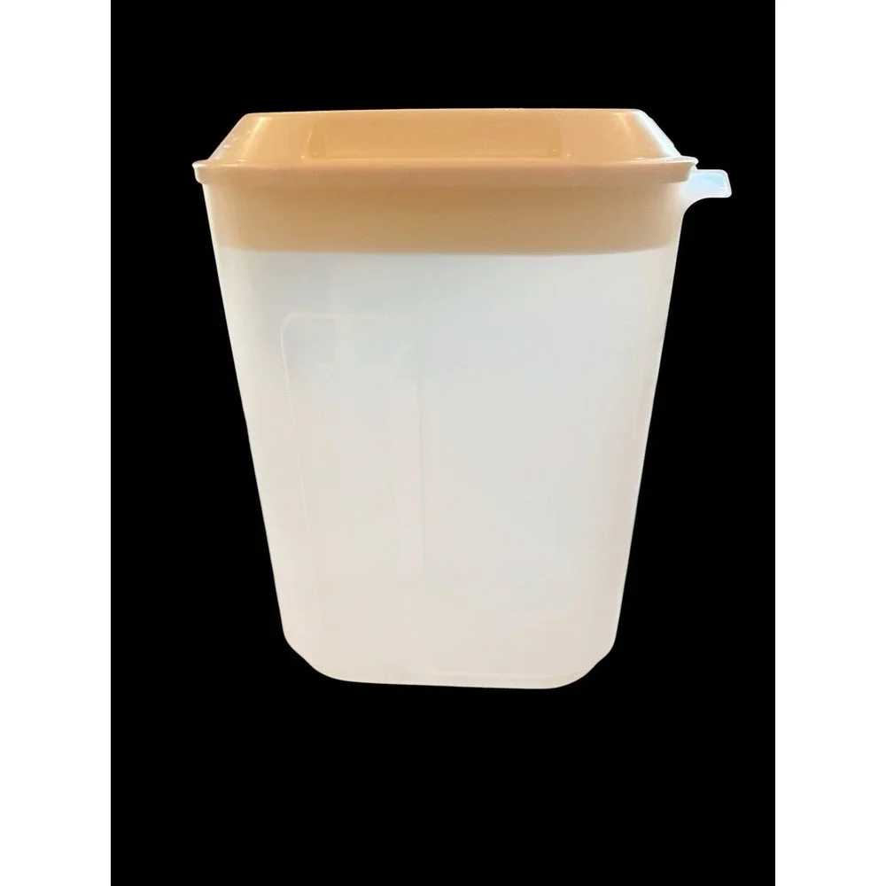 Rubbermaid Servin' Saver 2-1/2 Quarts Slim Drink Refrigerator Pitcher